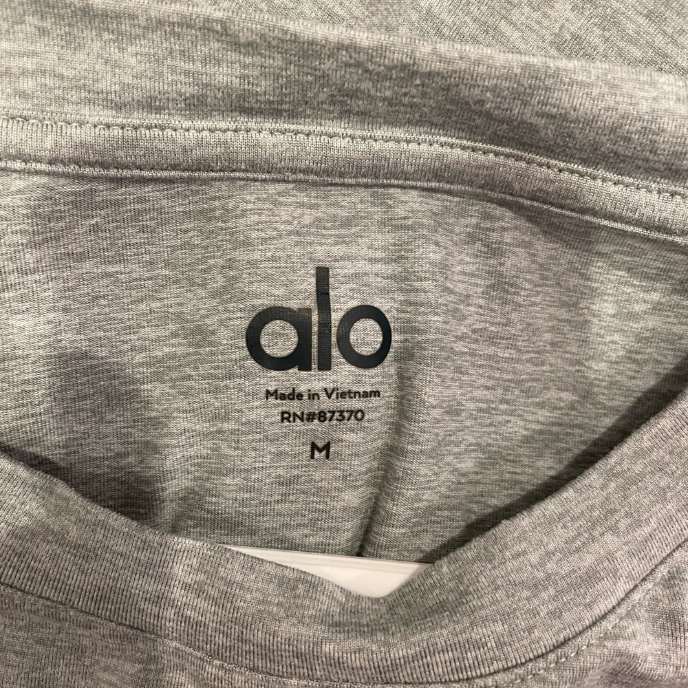 ALO Yoga Men's Classic Gray Short Sleeve Tee - Picture 4 of 4